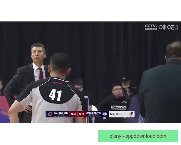 雷霆主帅强烈质疑裁判驱逐判罚哈滕展现斗士风采